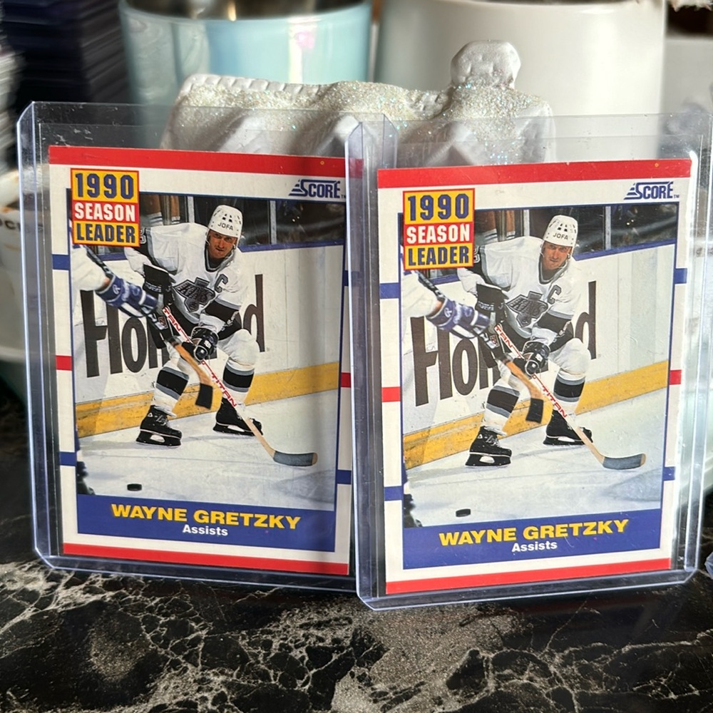 2 Wayne Gretzky Sport Cards